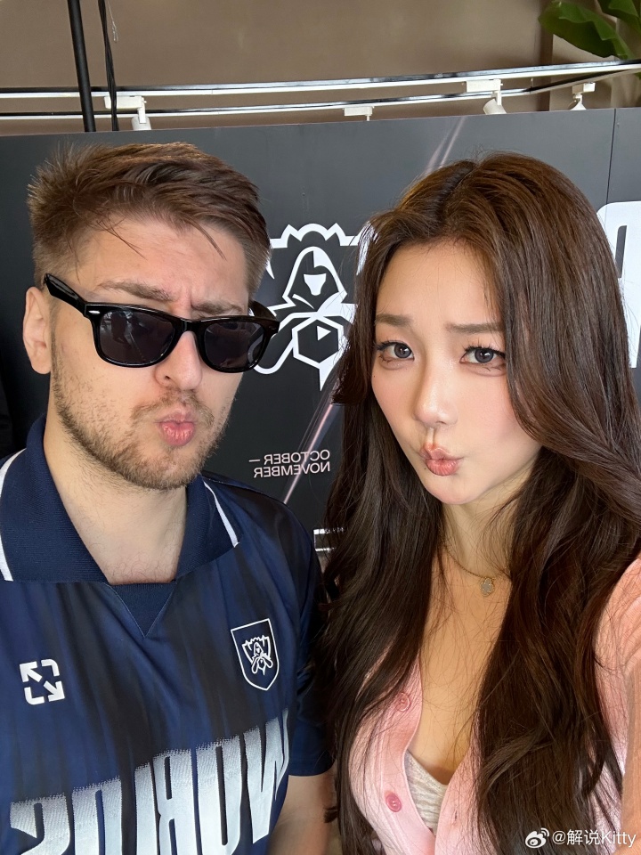 Kitty晒照：感谢拳头官方的邀请来线下体验全球总决赛的主场和活动～