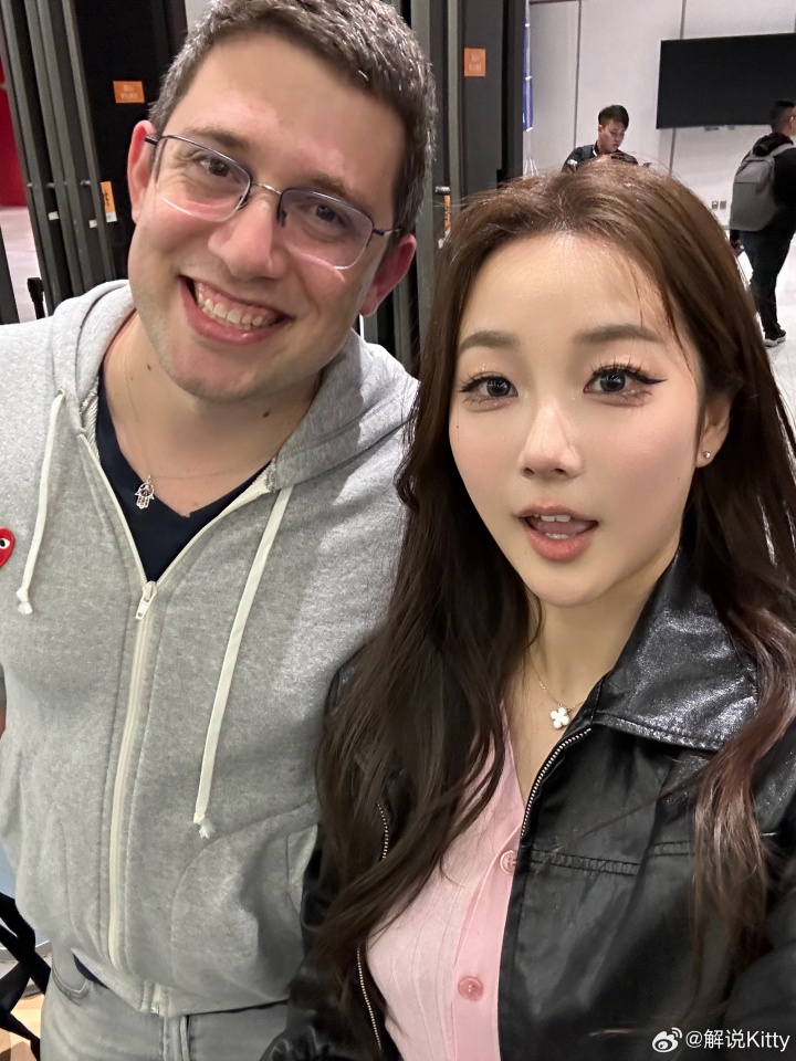 Kitty晒照：感谢拳头官方的邀请来线下体验全球总决赛的主场和活动～