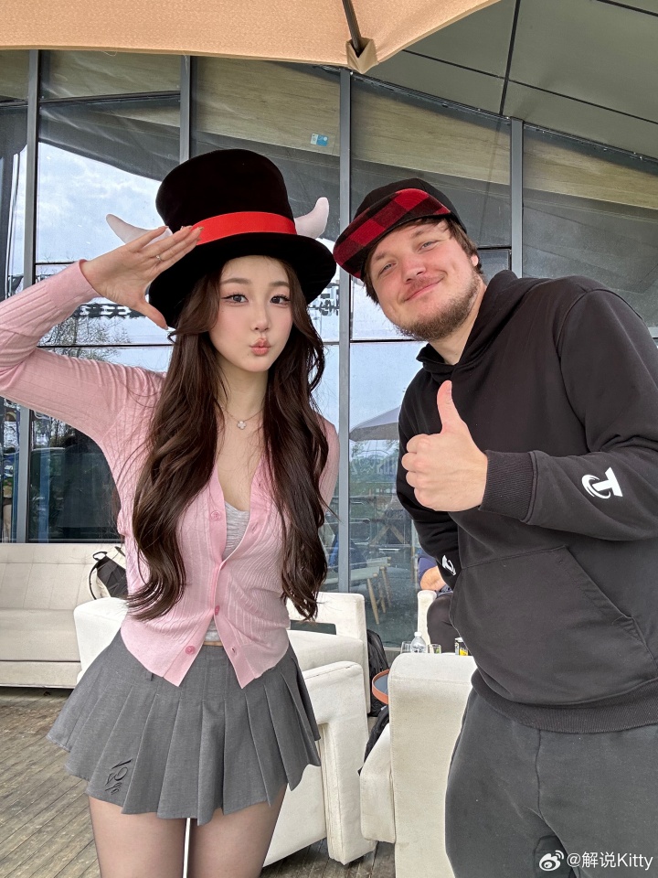 Kitty晒照：感谢拳头官方的邀请来线下体验全球总决赛的主场和活动～