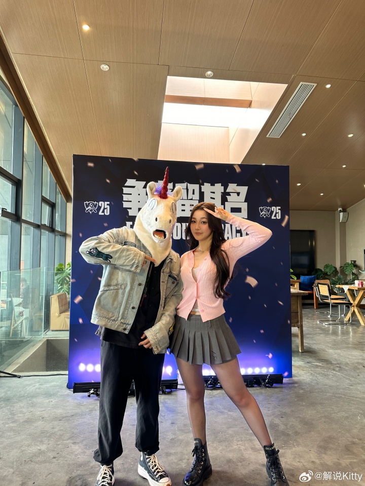 Kitty晒照：感谢拳头官方的邀请来线下体验全球总决赛的主场和活动～