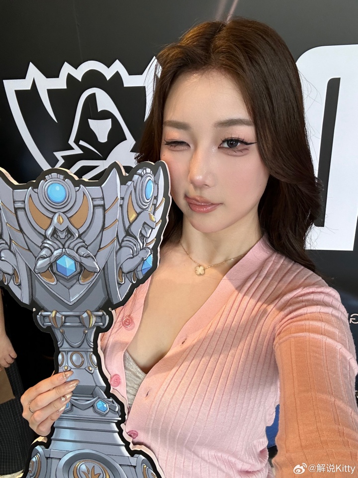Kitty晒照：感谢拳头官方的邀请来线下体验全球总决赛的主场和活动～