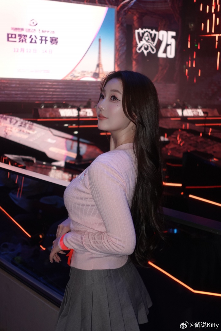 Kitty晒照：感谢拳头官方的邀请来线下体验全球总决赛的主场和活动～