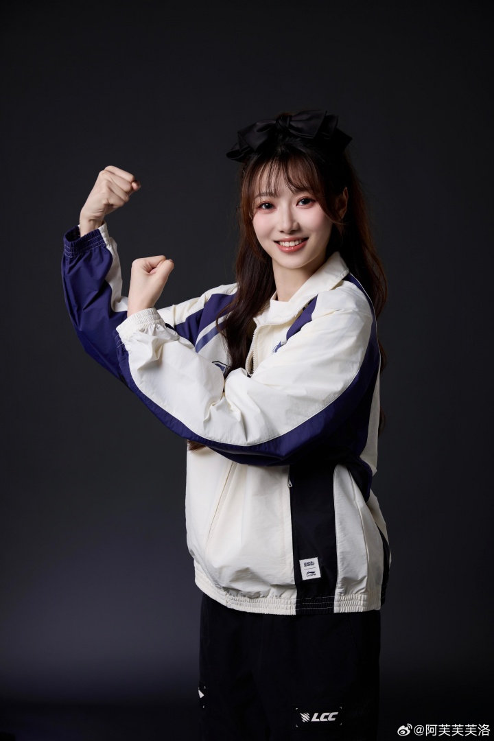 主持阿芙更博晒解说杯定妆照:扣1为Furia助力