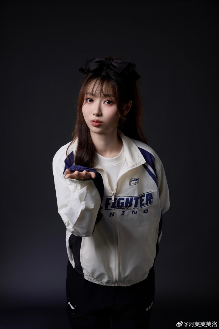 主持阿芙更博晒解说杯定妆照:扣1为Furia助力