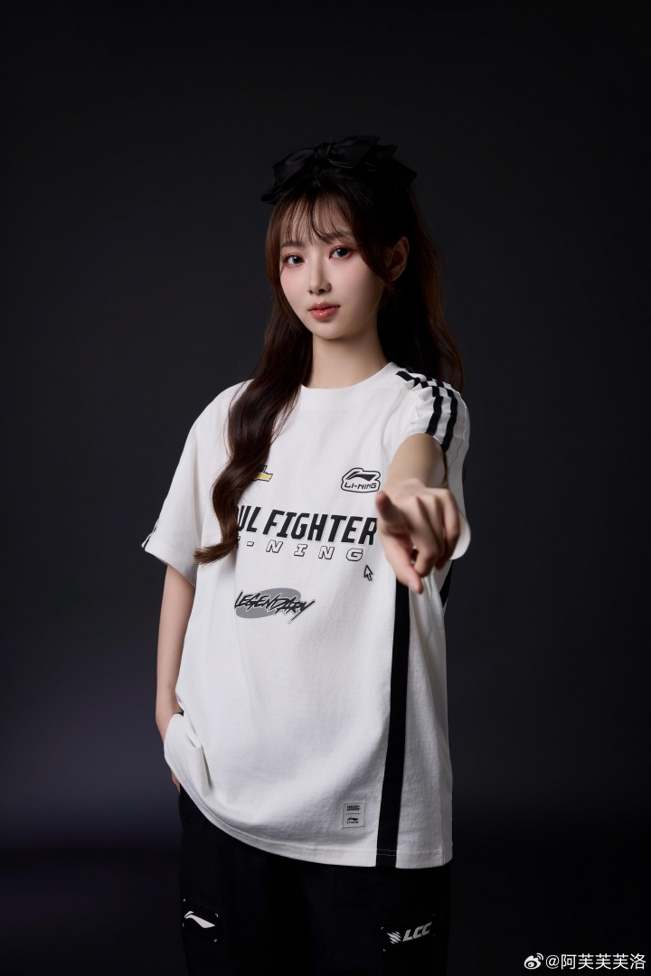 主持阿芙更博晒解说杯定妆照:扣1为Furia助力