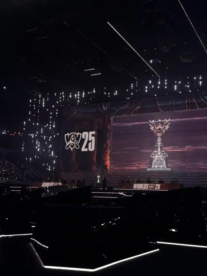 LCK主持志宣分享照片:有些事会结束,有些不会