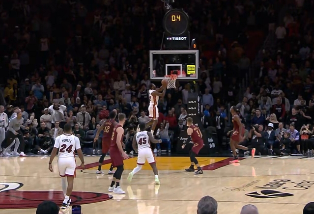 [NBA]超燃对攻米切尔高难度三分绝平 维金斯0.4秒神奇空接绝杀骑士(图2)