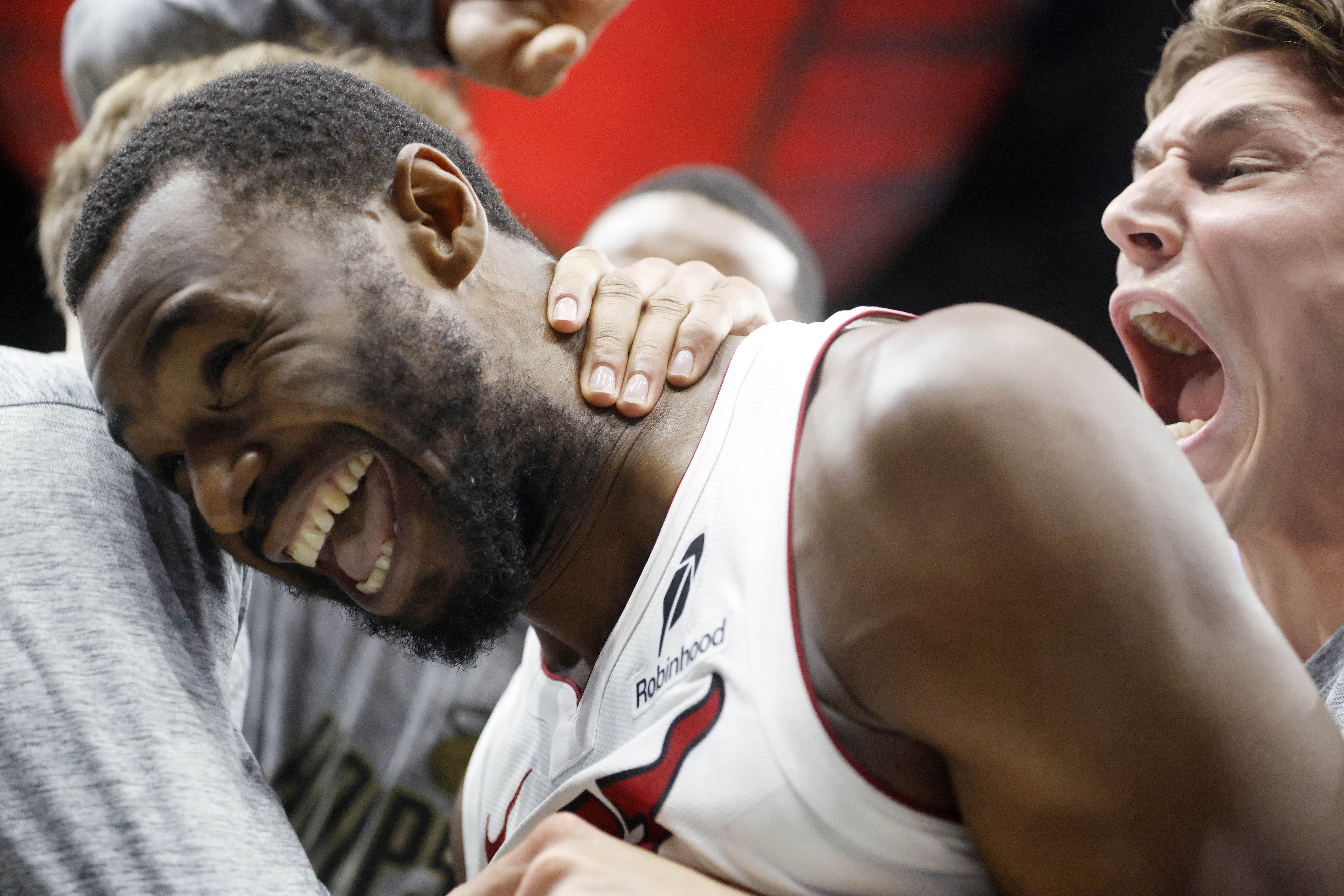 [NBA]超燃对攻米切尔高难度三分绝平 维金斯0.4秒神奇空接绝杀骑士(图4)