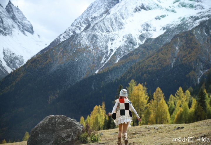 甜蜜☺️小钰晒出与男友Rookie旅游合照：连续在四川待三周了~