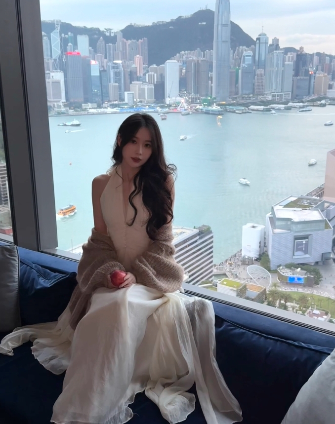 这个开衩真的高！永劫无间美女主持陈鱼晒泳装照：吹吹维港的风