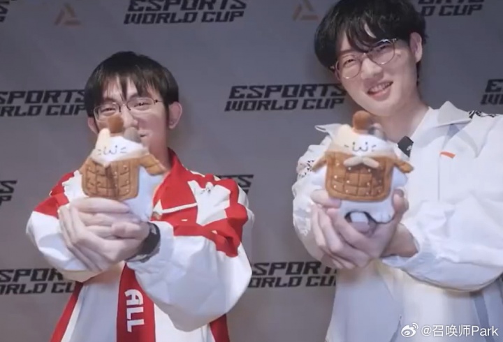 圣枪哥去TES 爱笑迎来369？爆料人：今晚有关键选手签约的信息