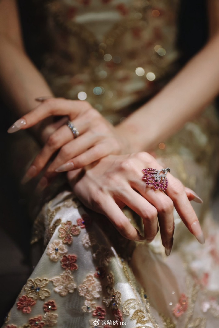 LPL顶流👍主持人希然晒照 与珠宝品牌强强连手