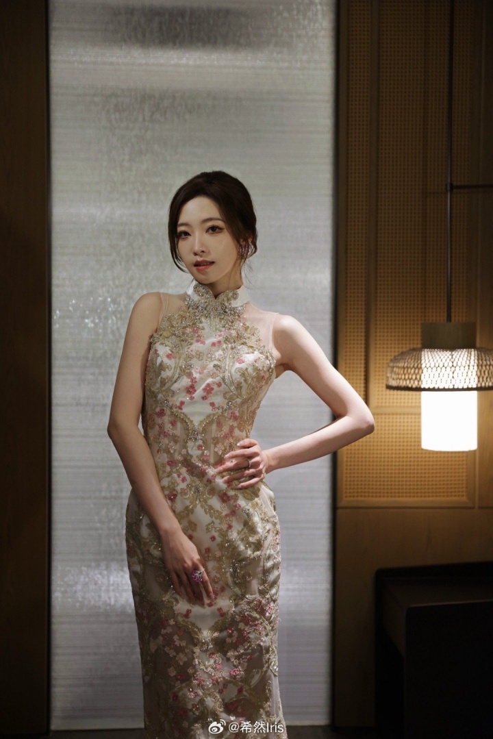 LPL顶流👍主持人希然晒照 与珠宝品牌强强连手