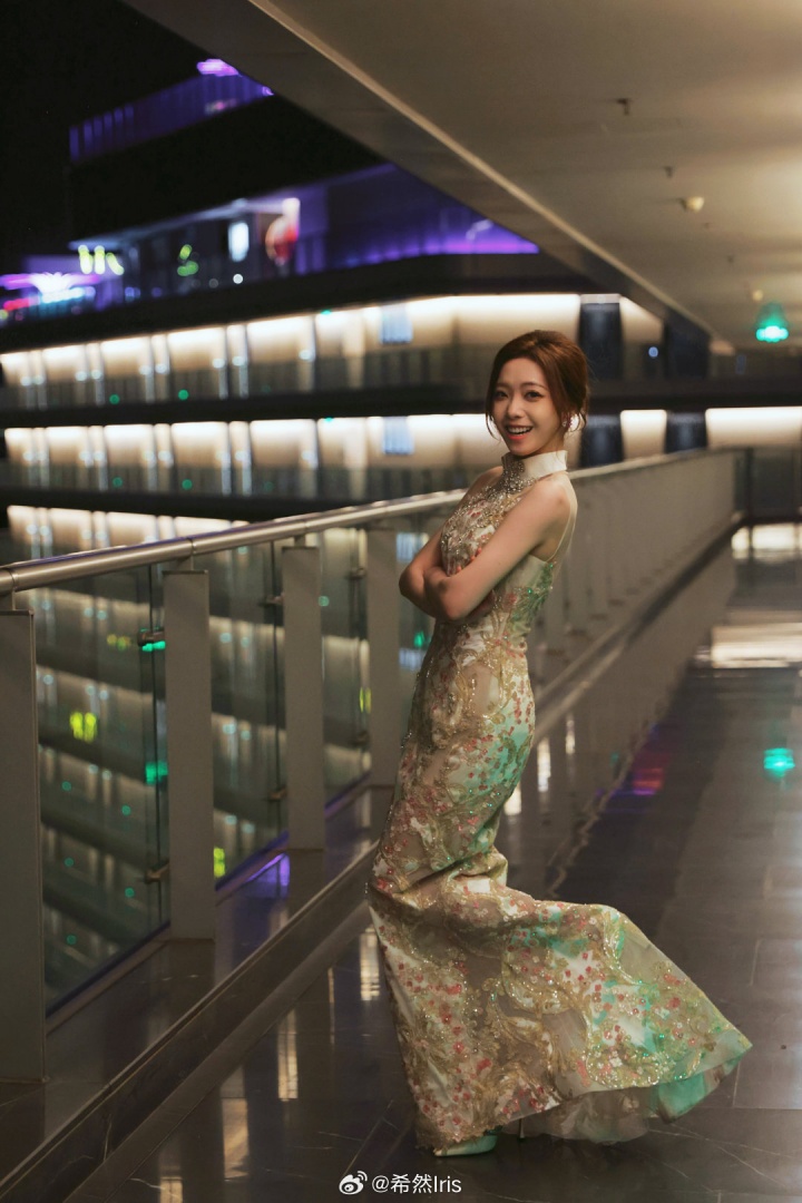 LPL顶流👍主持人希然晒照 与珠宝品牌强强连手