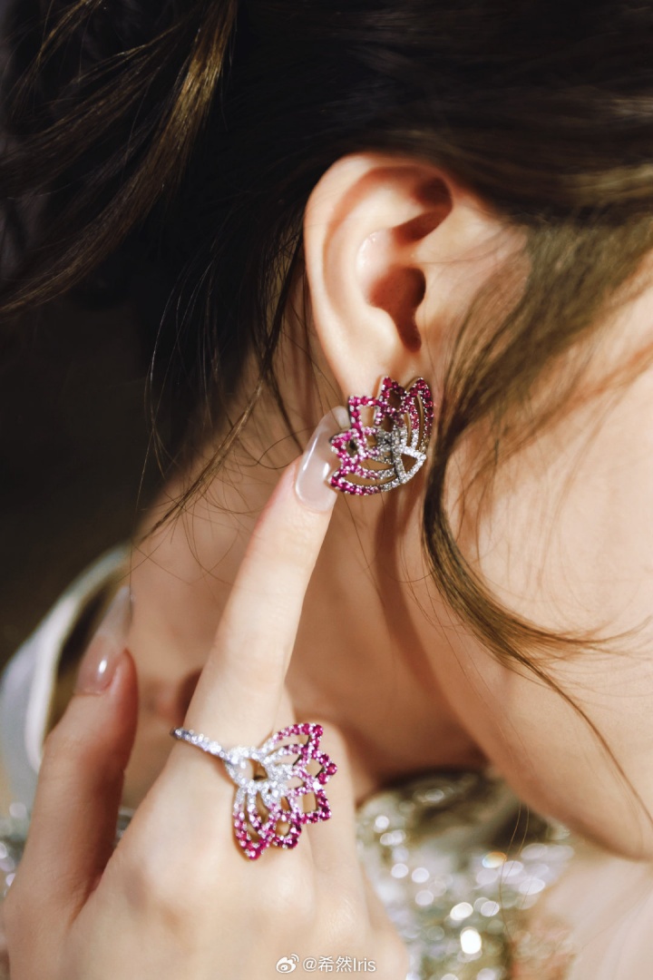 LPL顶流👍主持人希然晒照 与珠宝品牌强强连手