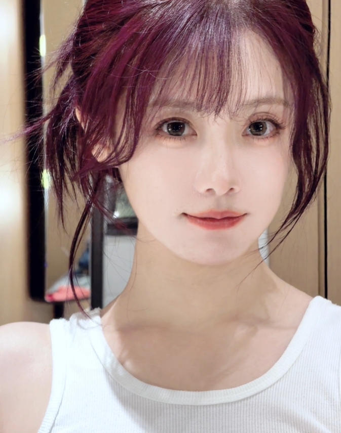 【蜗牛电竞】又是羡慕Rookie的一天!小钰晒照:遇到灯光好的地方疯狂拍拍