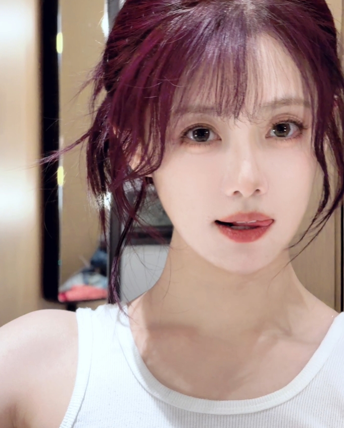 【蜗牛电竞】又是羡慕Rookie的一天!小钰晒照:遇到灯光好的地方疯狂拍拍