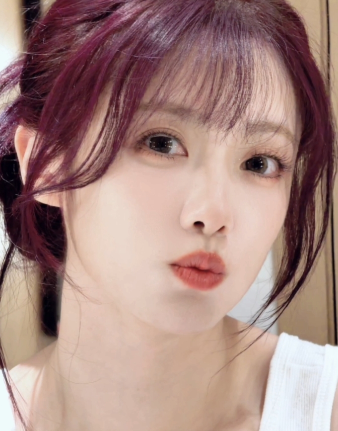 【蜗牛电竞】又是羡慕Rookie的一天!小钰晒照:遇到灯光好的地方疯狂拍拍