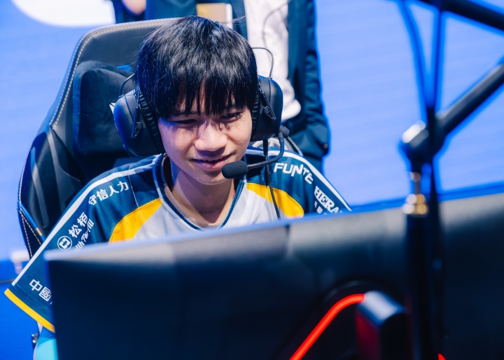 【万博电竞】爆料人:18岁CFO中单选手HongQ拒绝了来LPL赛区的请求👀