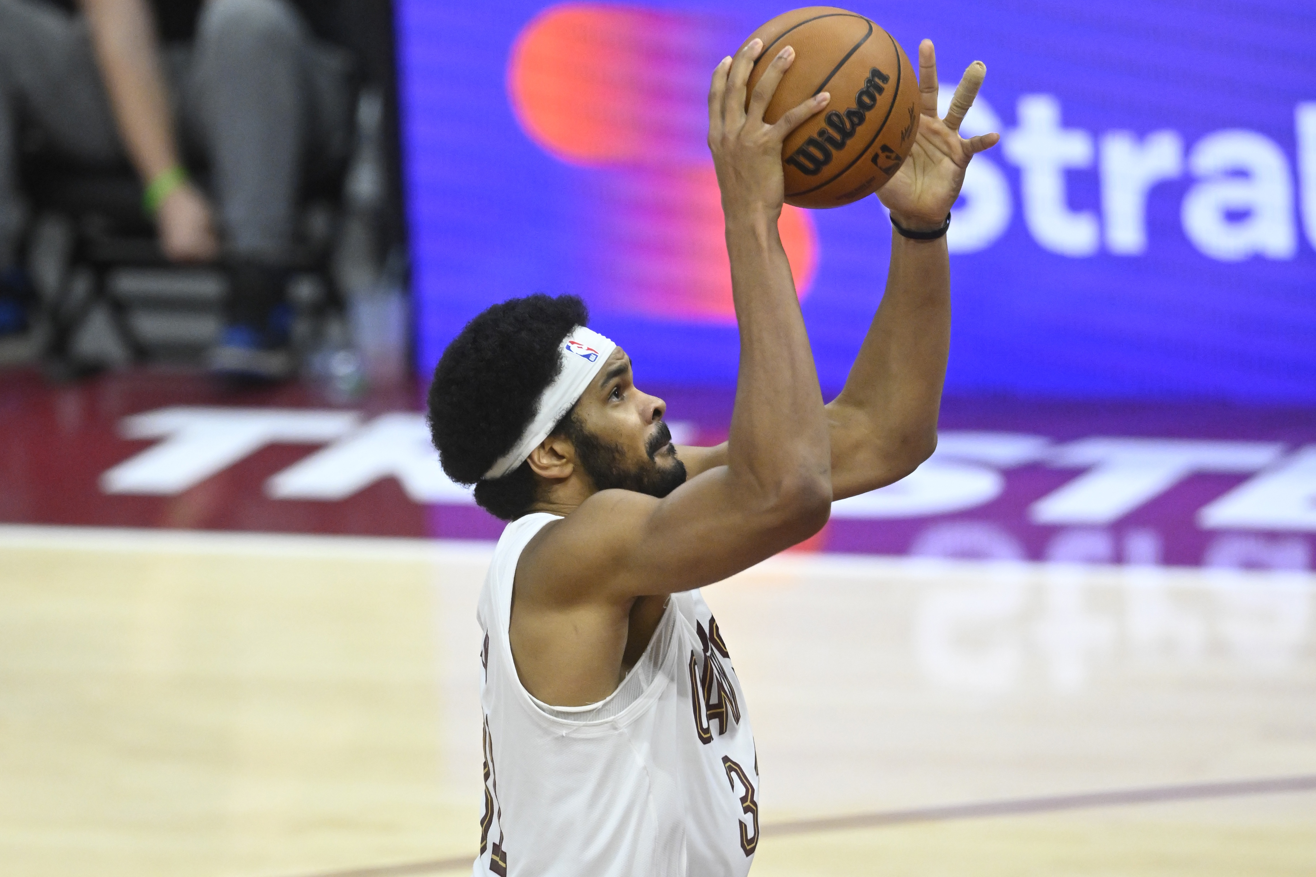 [热门观察]一球不丢！阿伦半场5中❗5拿10分5板2助2帽 泰森3中3拿到9分(图1)