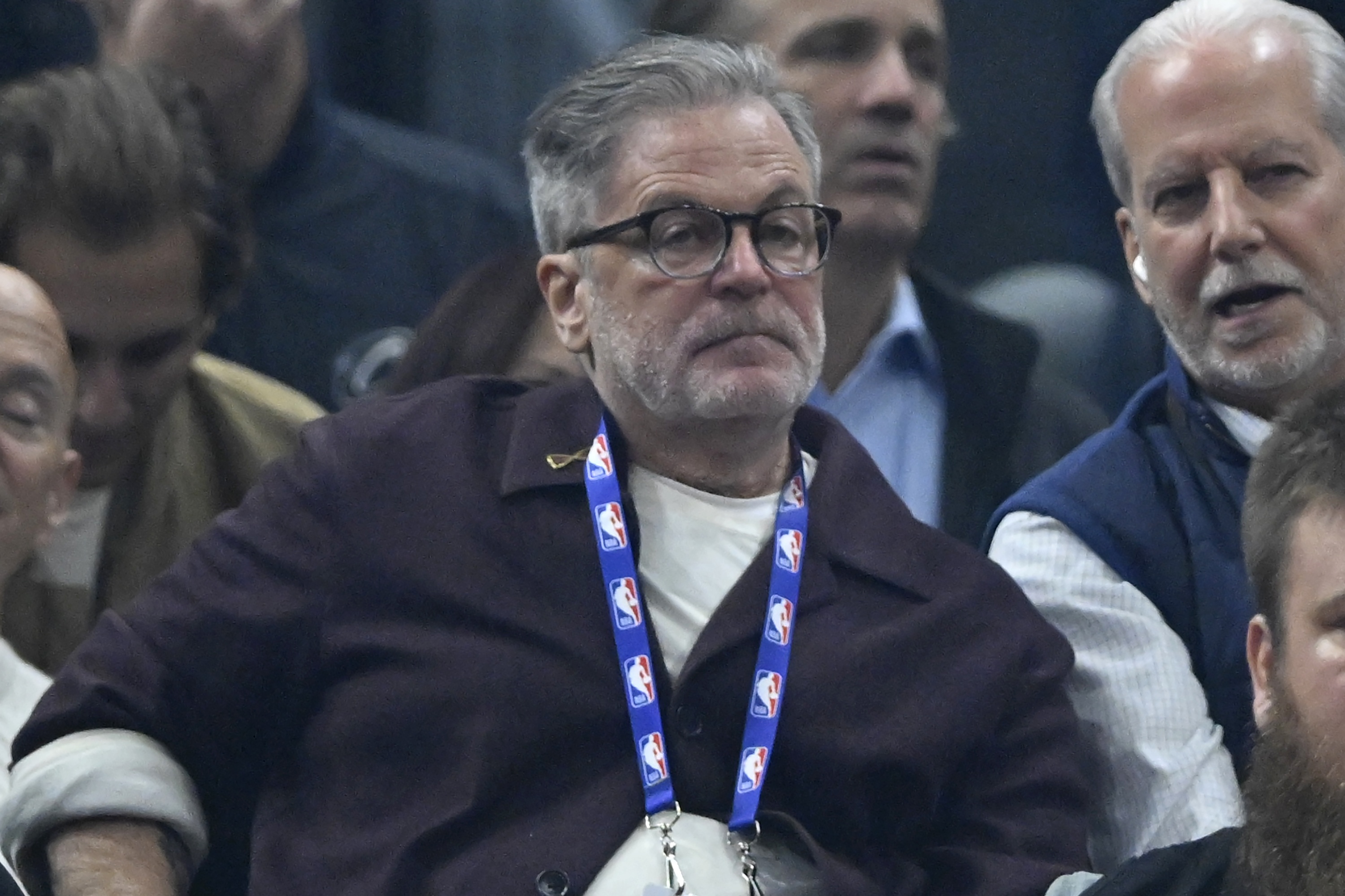 骑士老板：节日快乐骑士球迷们 让我们拿下圣诞大战继续连胜势头