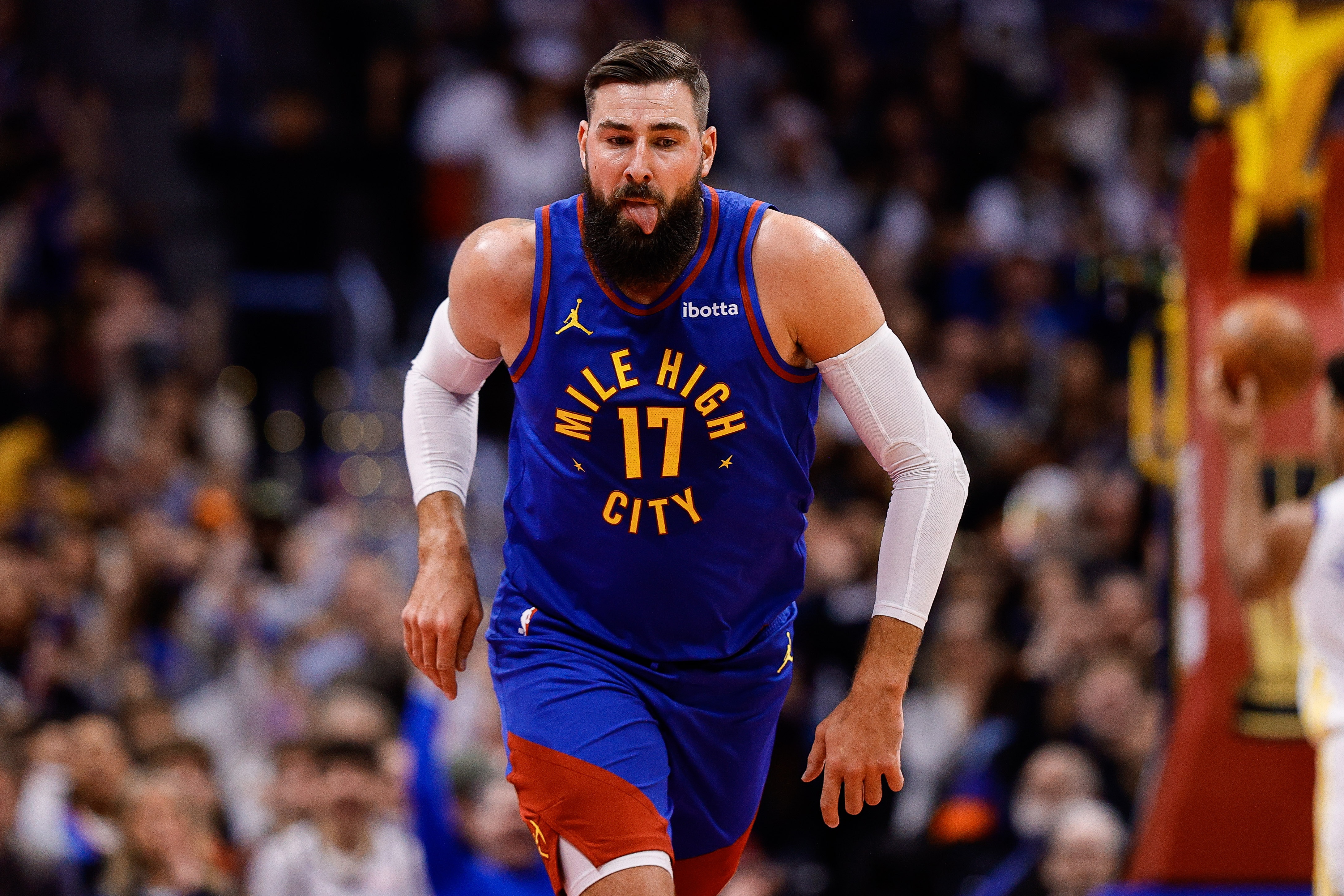 瓦兰打趣：掩护其实是自私打法这样自己能获得空位 我就是自私鬼