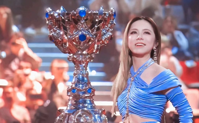 我突然变成了S赛里唯一的中国人!邓紫棋:决赛演唱压力大到下台后哭了