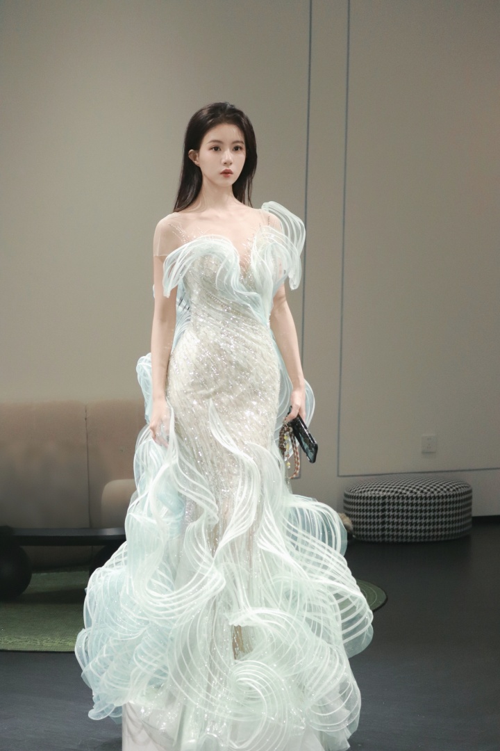 和平精英官方赛事主持小游晒照：轻纱礼服，性冷淡表情绝了😍