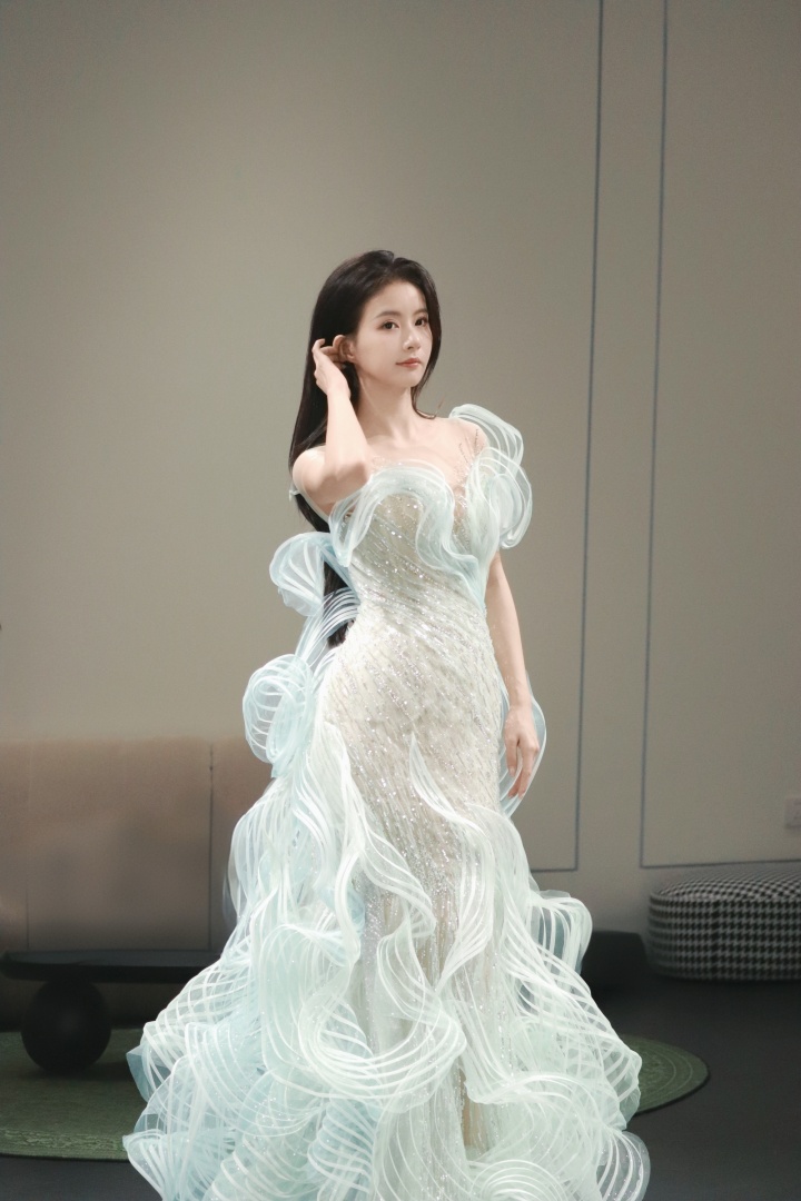和平精英官方赛事主持小游晒照：轻纱礼服，性冷淡表情绝了😍