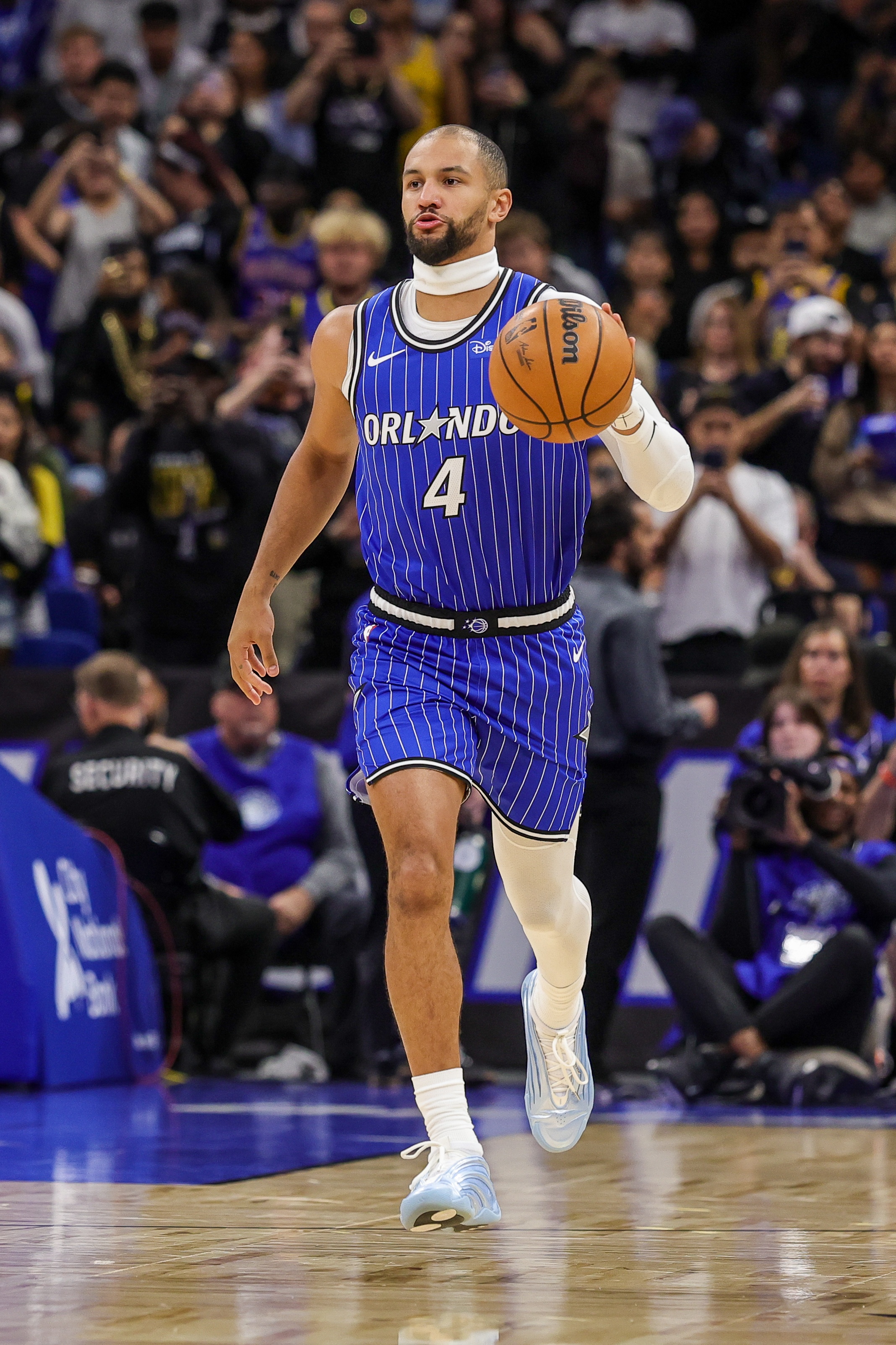 这什么造型？雅虎：联盟禁止萨格斯将发带戴到脖子上打比赛