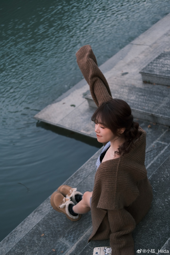 LPL美女主持人小钰晒照：深秋的浙传还是一如既往的美丽~