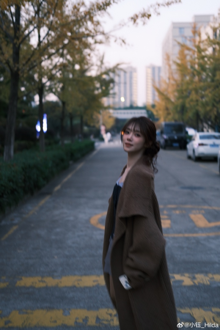 LPL美女主持人小钰晒照：深秋的浙传还是一如既往的美丽~