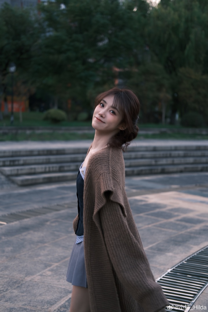 LPL美女主持人小钰晒照：深秋的浙传还是一如既往的美丽~