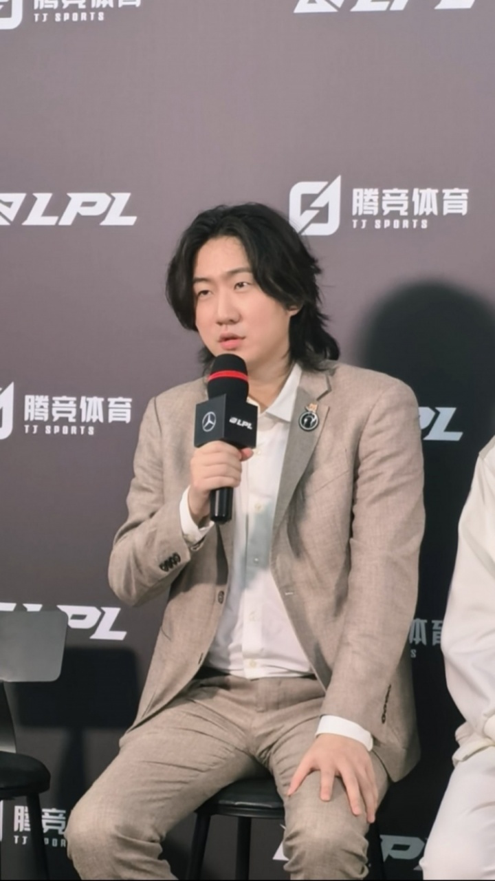 网友分享照片：疑似Daeny教练现身BLG基地！穿搭+鞋子都很像👀