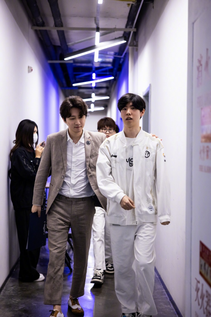 网友分享照片：疑似Daeny教练现身BLG基地！穿搭+鞋子都很像👀