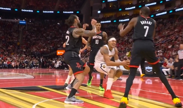 不妙啊！戈登开场4分钟不到突破对抗海王倒地 表情凝重返回更衣室