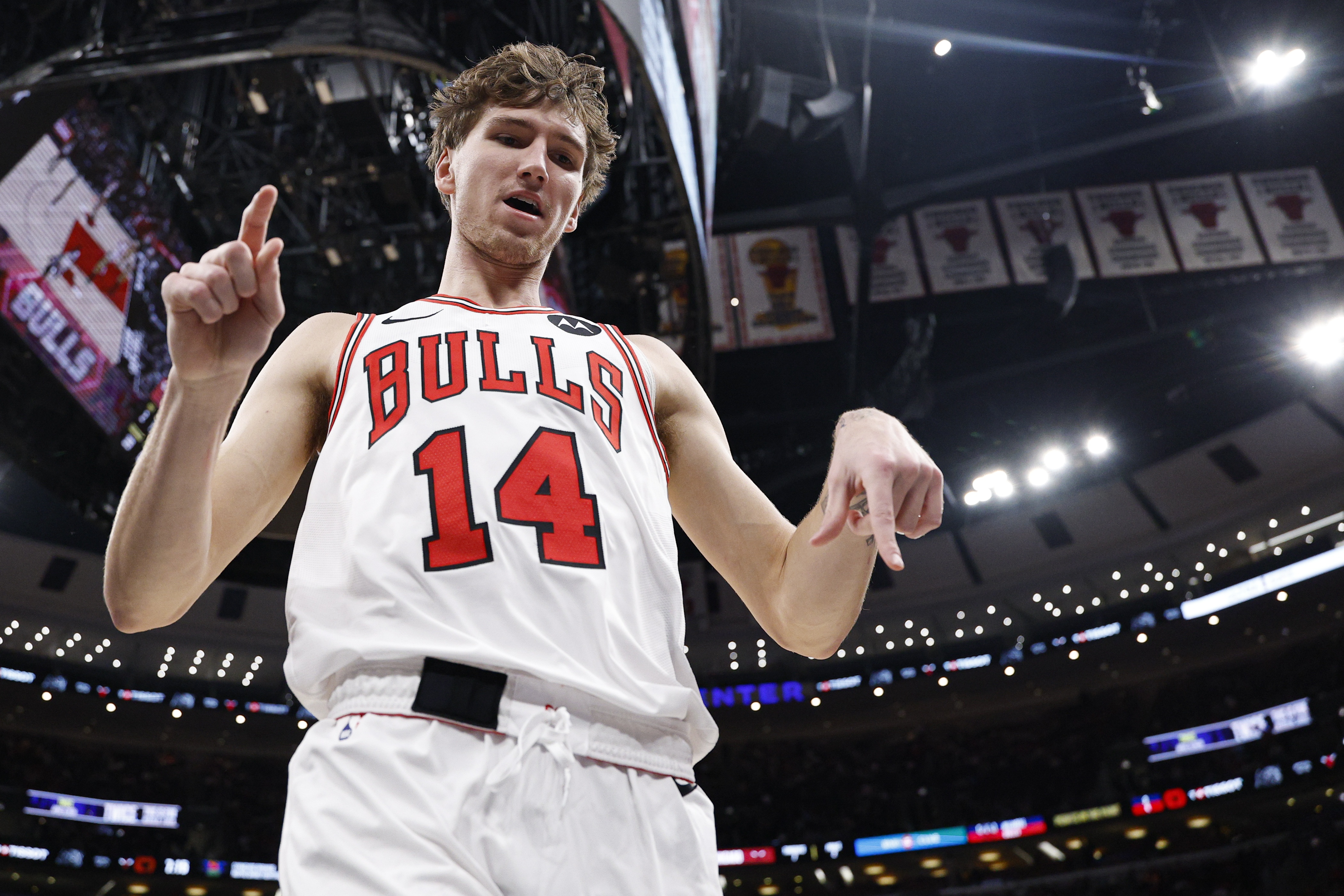 疯狂杀伤!布泽利斯首节3中2&6罚全中 拿到10分3板1帽&正负值+7