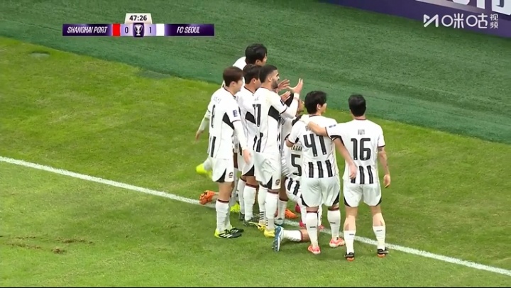 【QY球友会】真成“林皇”了😅林加德攻破海港大门后,全队为其“戴皇冠”