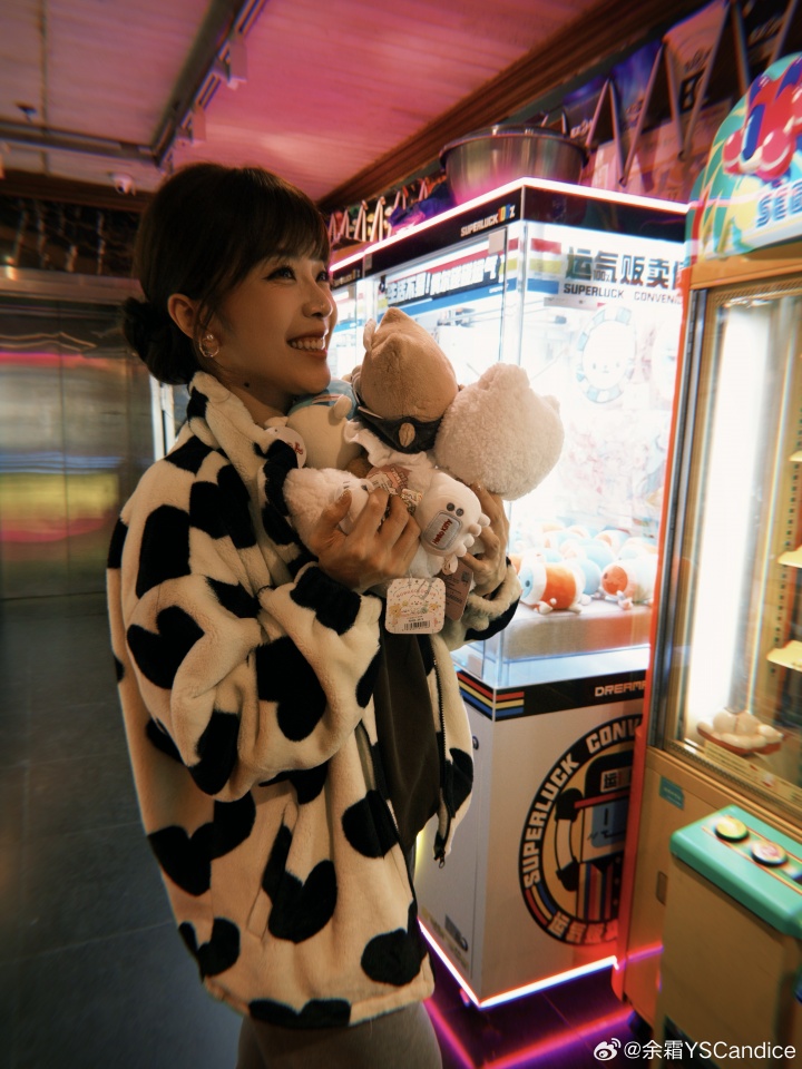 【QY球友会】不是,这么多娃娃?LPL女主持余霜晒照:手拿把掐!!