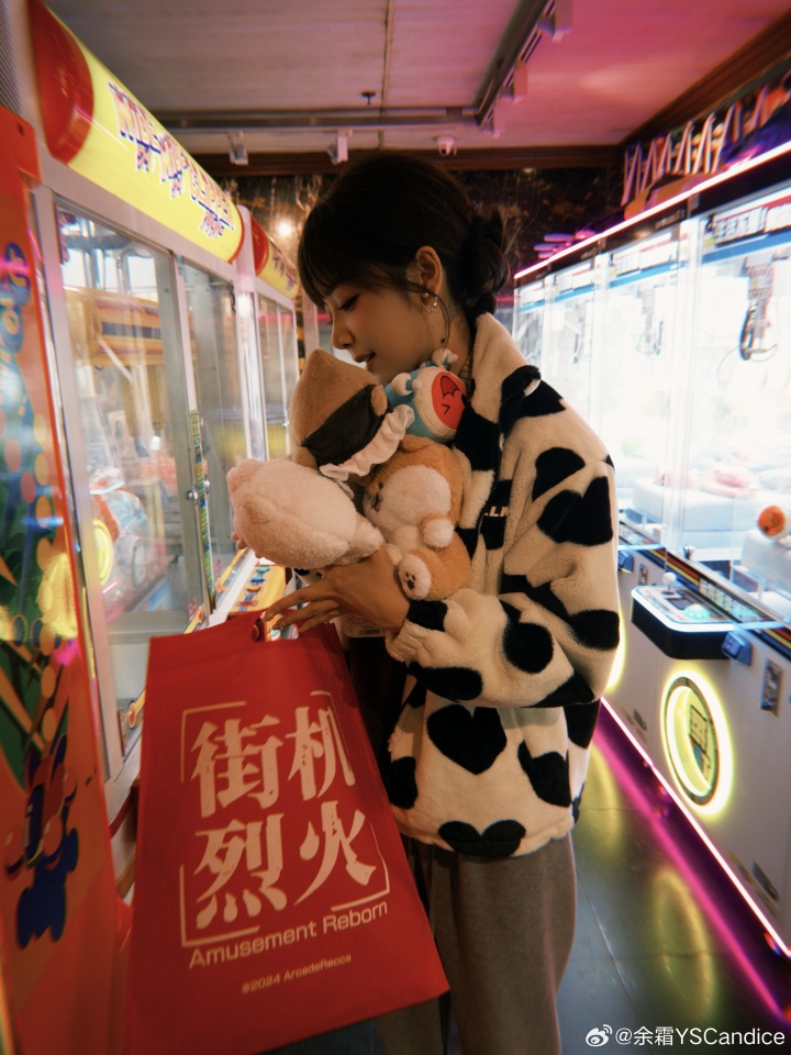 【QY球友会】不是,这么多娃娃?LPL女主持余霜晒照:手拿把掐!!