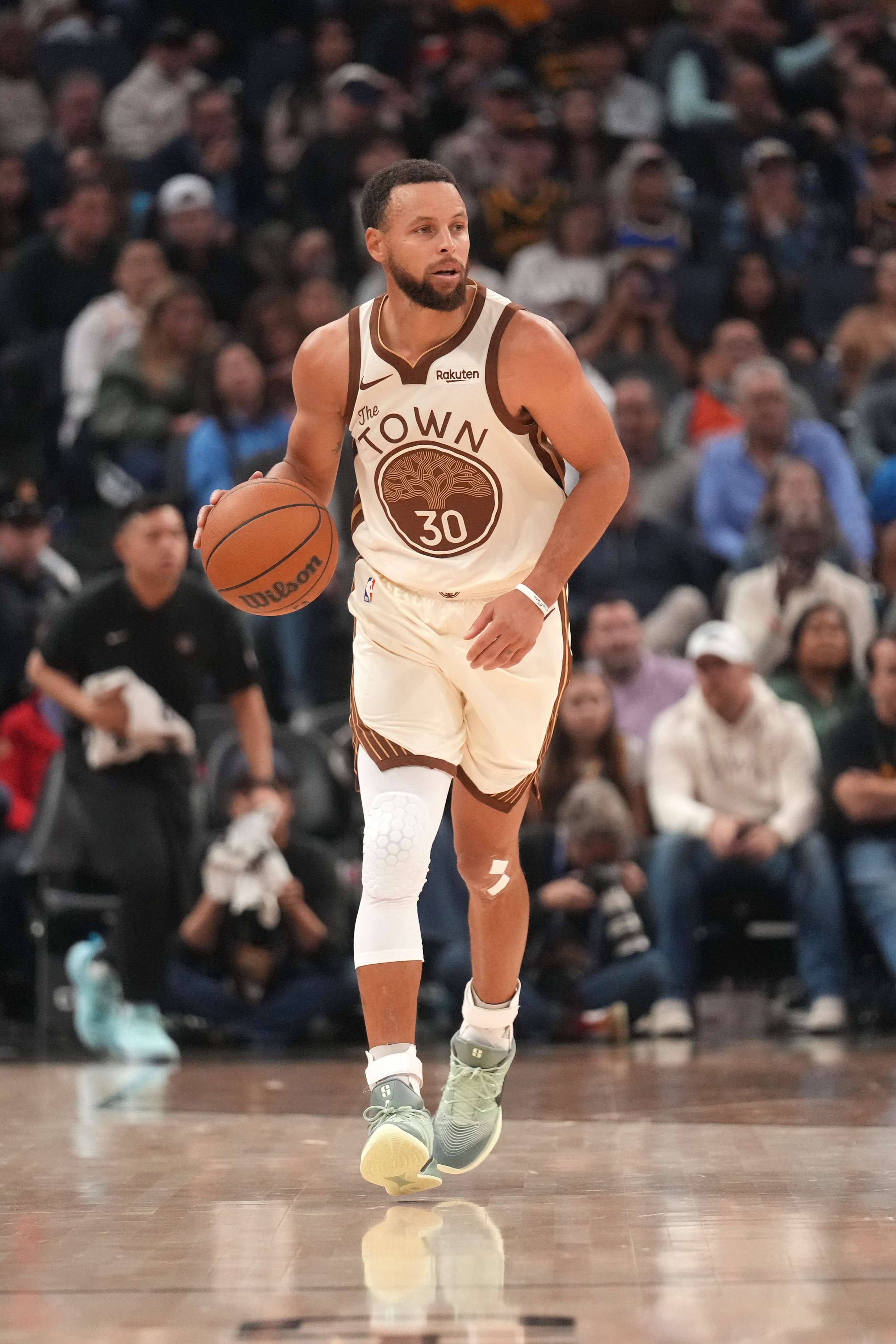 【新闻前线】库里：我们持续在攻防保持强度 ➡️每个人都打得很自信&是场集体胜利(图1)