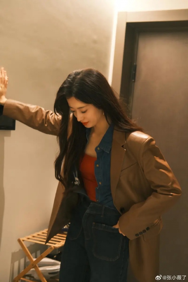 主持张小薇晒日常自拍：突然出现