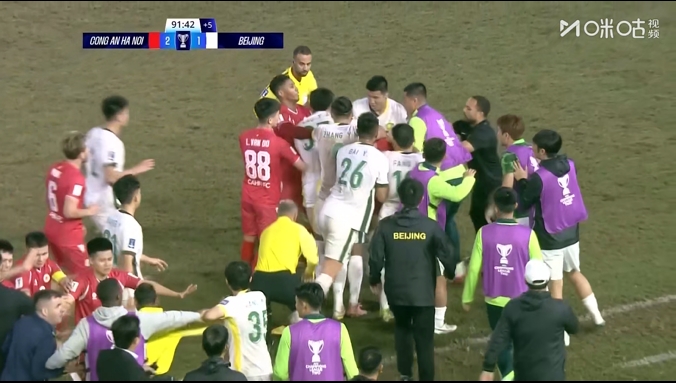 【QY球友会】大规模冲突!王刚踢人+发生激烈肢体冲突,曹永竞恶劣动作染红