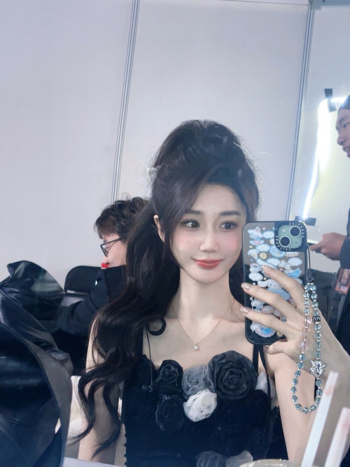 【万博电竞】主持小悠晒与解说也好合影:认识这么多年,终于是合作上了