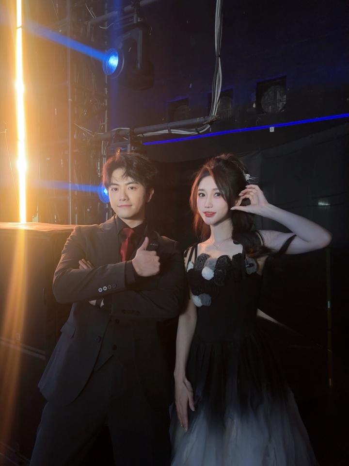 【万博电竞】主持小悠晒与解说也好合影:认识这么多年,终于是合作上了