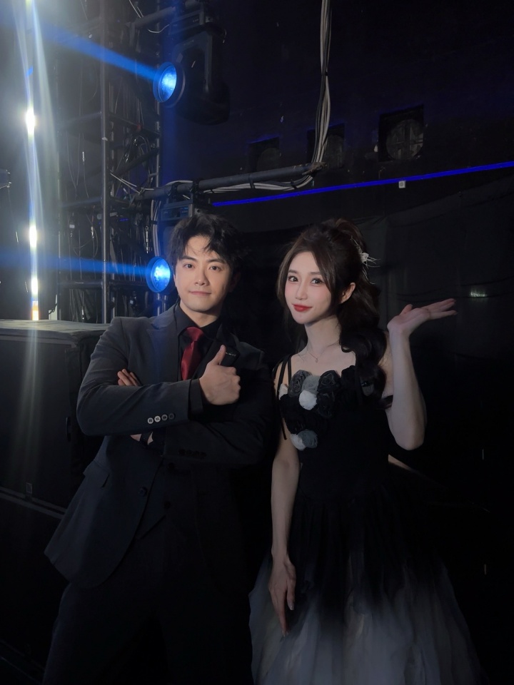 【万博电竞】主持小悠晒与解说也好合影:认识这么多年,终于是合作上了