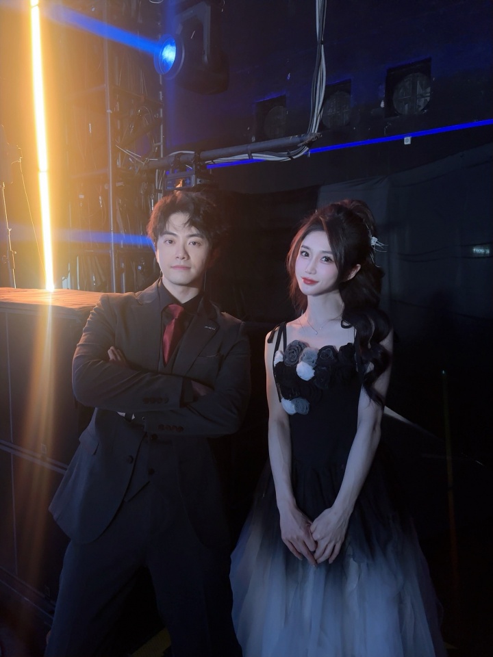 【万博电竞】主持小悠晒与解说也好合影:认识这么多年,终于是合作上了