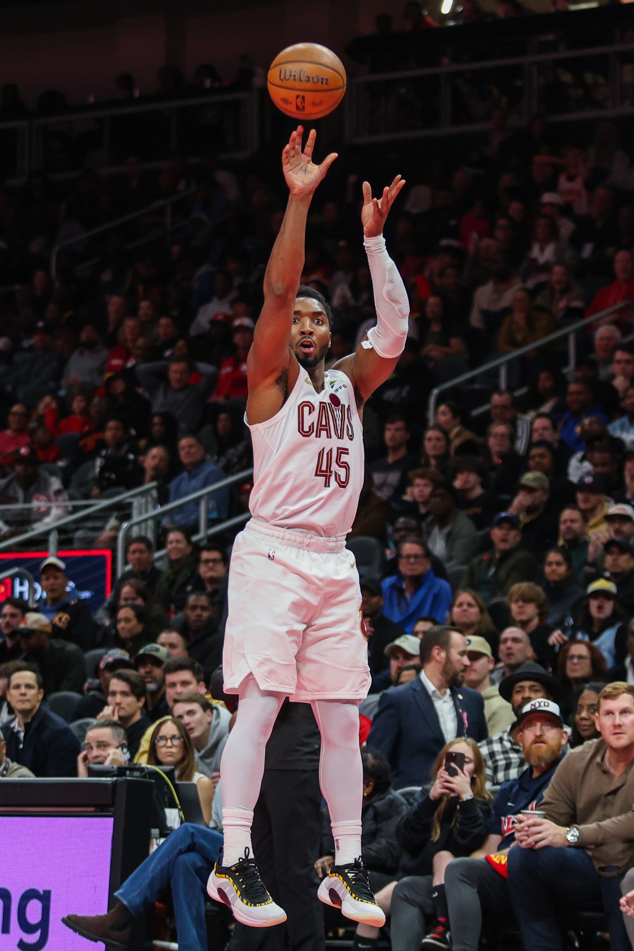 还不太够!米切尔半场出战16分钟 10中5拿到15分4助