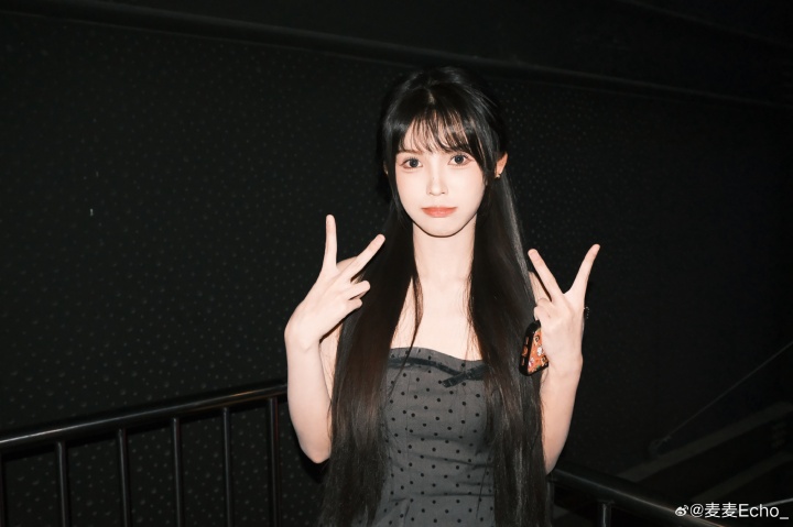 无畏契约女主持人麦麦分享工作照:穿这么少不怕冷么😍【球盟会】