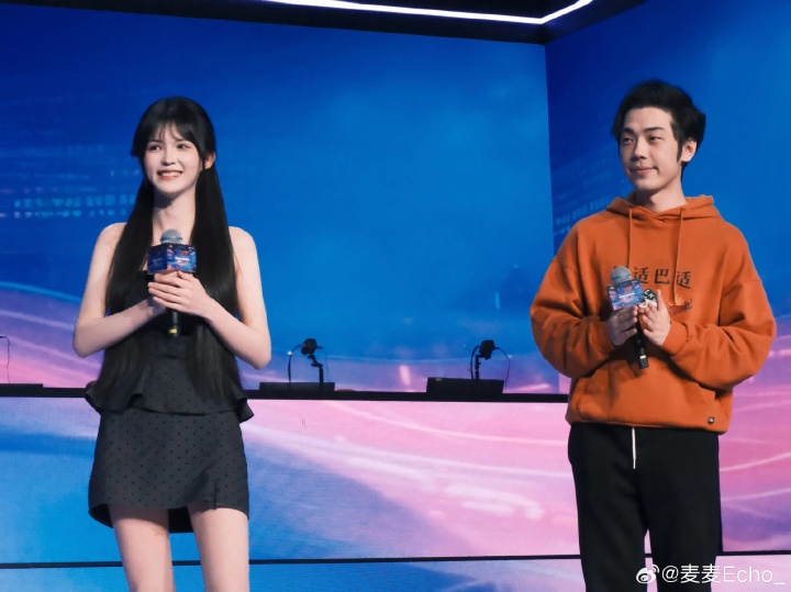 无畏契约女主持人麦麦分享工作照:穿这么少不怕冷么😍【球盟会】